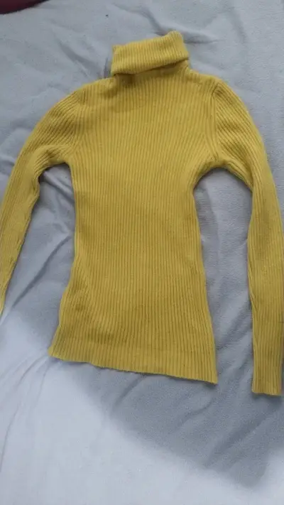 Suéter de cuello alto amarillo para mujer - miniatura 1