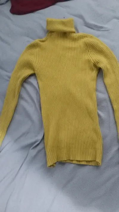 Suéter de cuello alto amarillo para mujer - miniatura 2