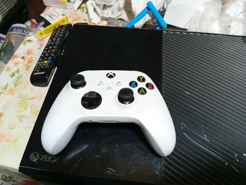Consola Xbox One con control blanco - 3
