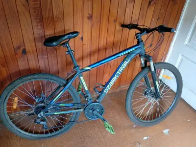 Bicicleta de montaña Ozark Trail con suspensión - miniatura 1