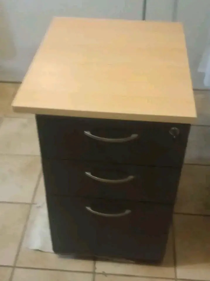 Cajonera de oficina con tres cajones con llave - 1