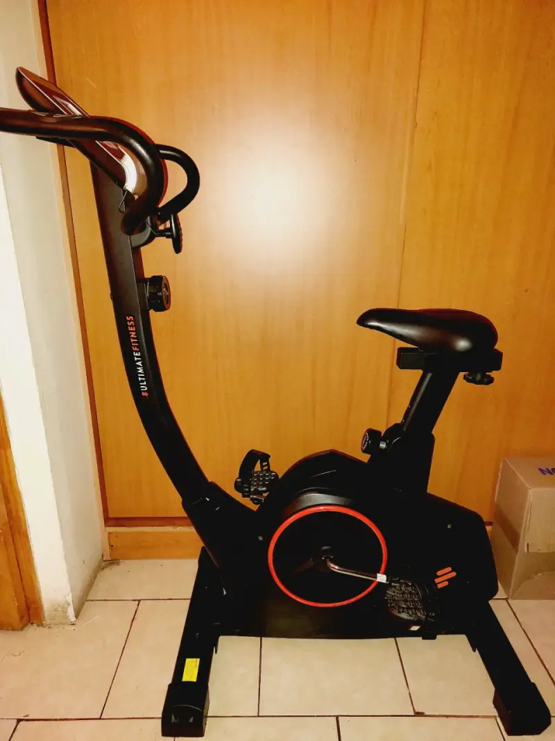 Bicicleta estática Ultimate Fitness con pantalla digital
