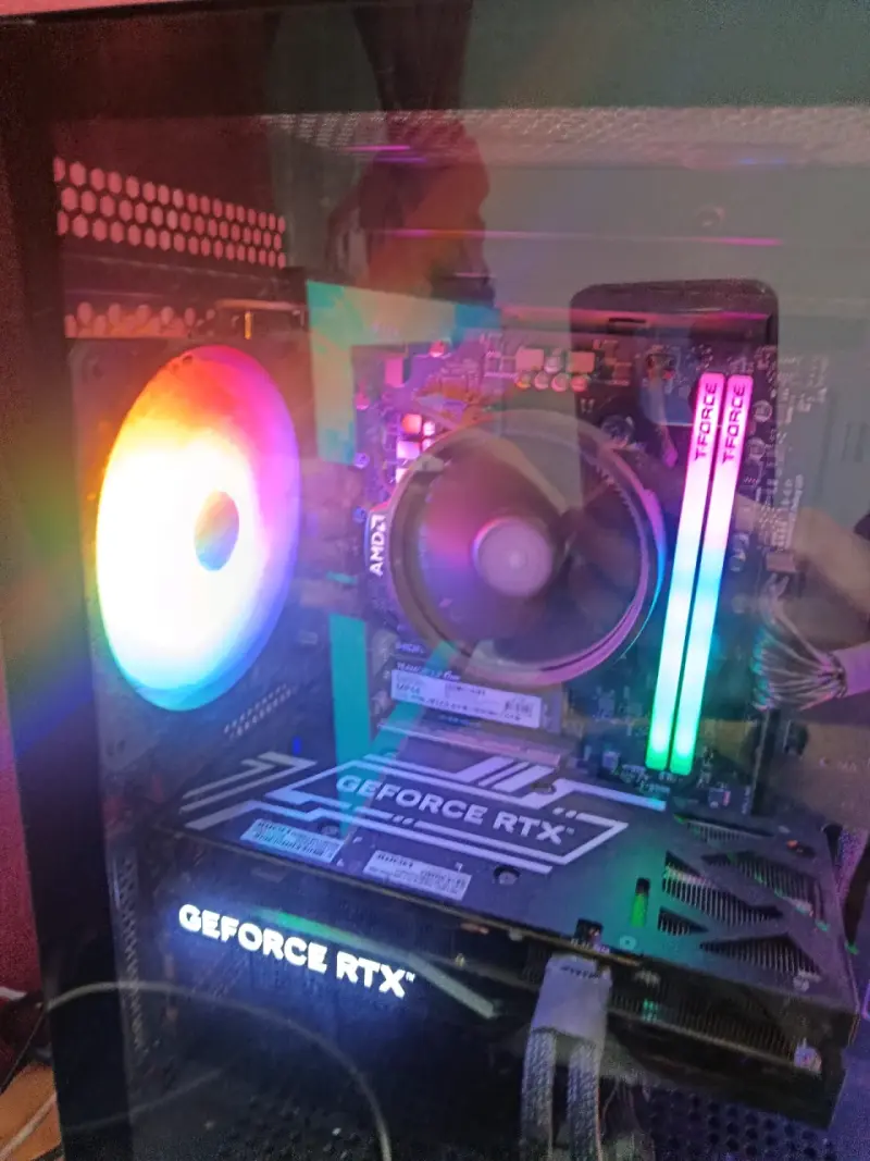 PC Gamer con Tarjeta Gráfica GeForce RTX y RGB - 4