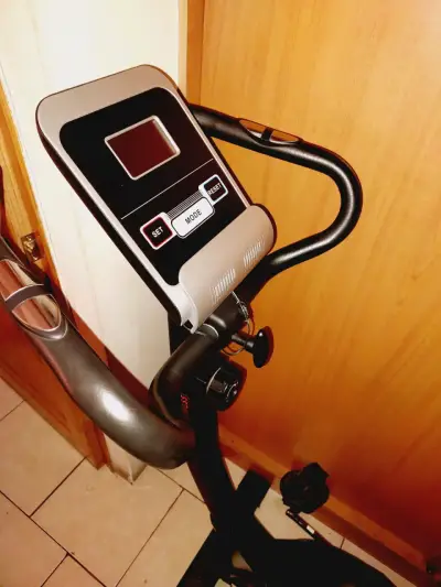 Bicicleta estática Ultimate Fitness con pantalla digital - miniatura 6