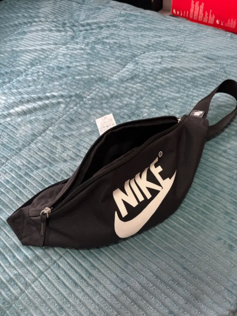 Riñonera Nike negra con logo