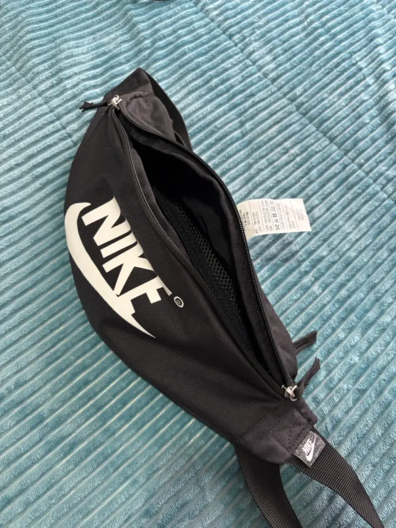 Riñonera Nike negra con logo - 2