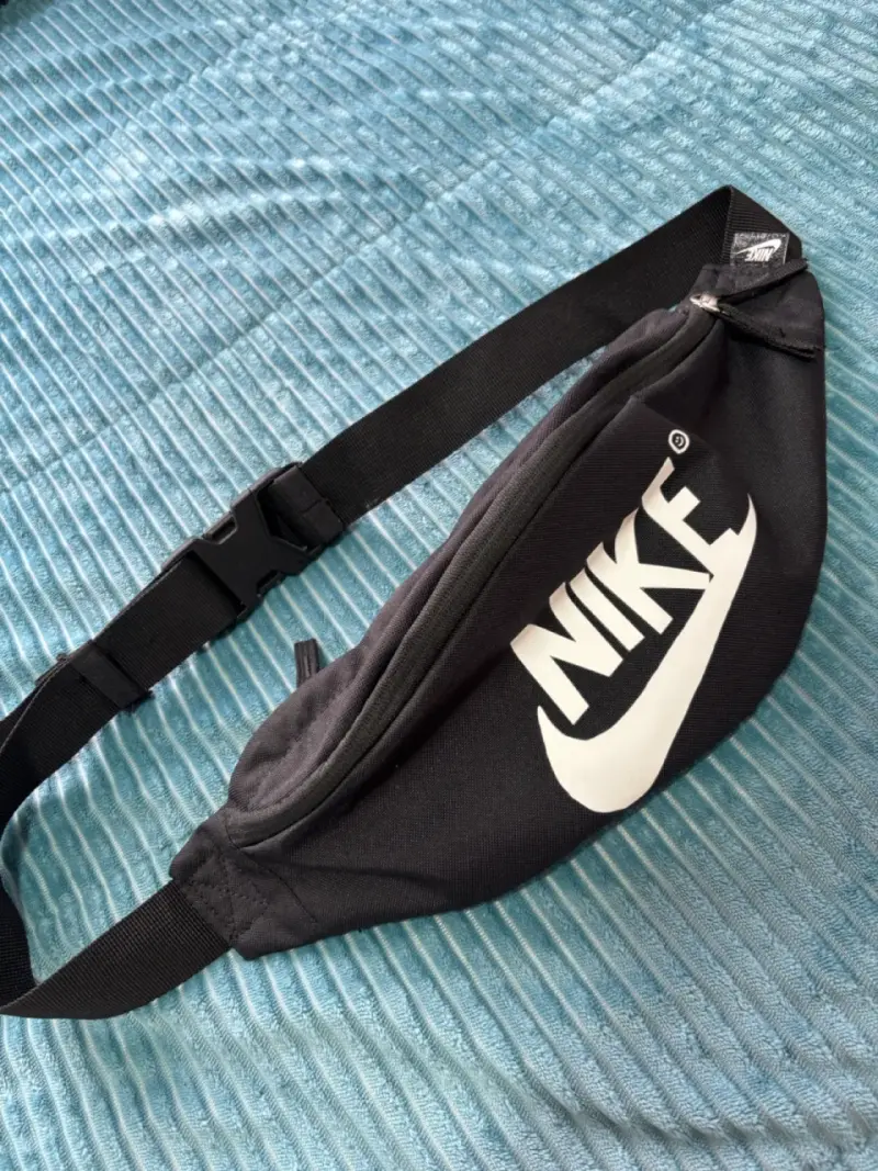 Riñonera Nike negra con logo - 3