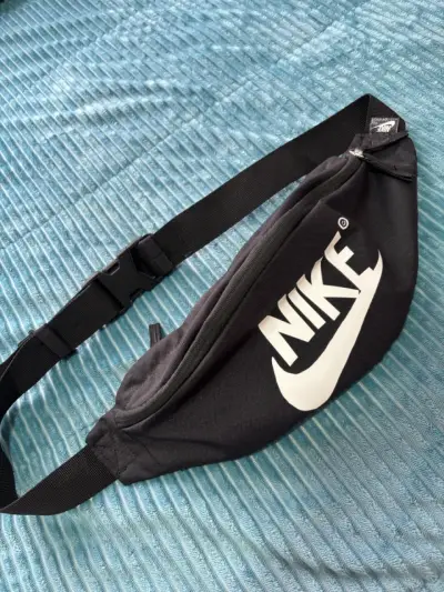 Riñonera Nike negra con logo - miniatura 3
