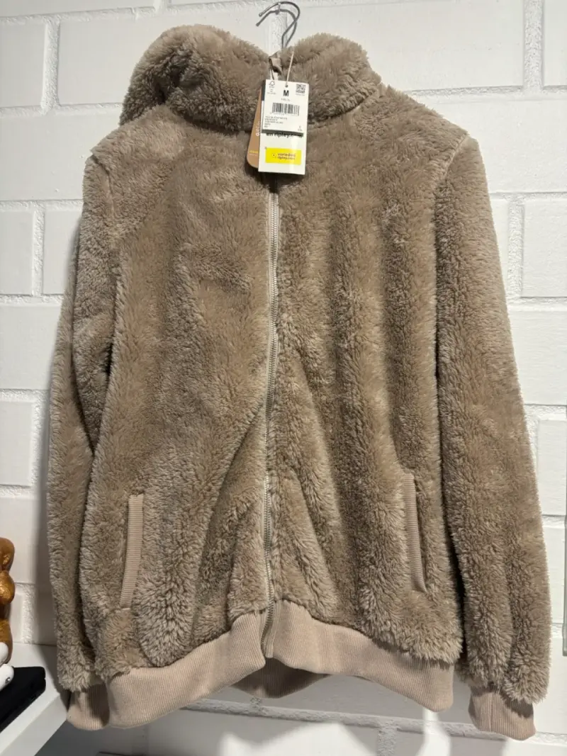 Chaqueta de felpa beige con capucha para mujer