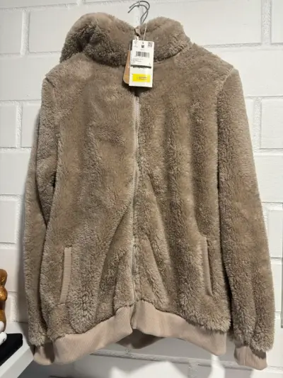 Chaqueta de felpa beige con capucha para mujer - miniatura 1
