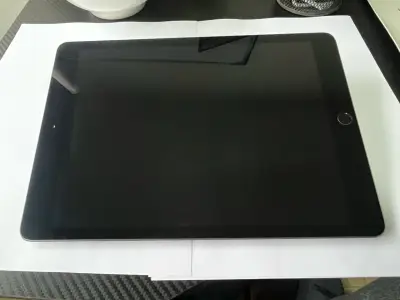 iPad de 10.2 pulgadas en buen estado - miniatura 3