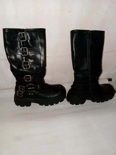 Botas negras de cuero con hebillas - miniatura 1