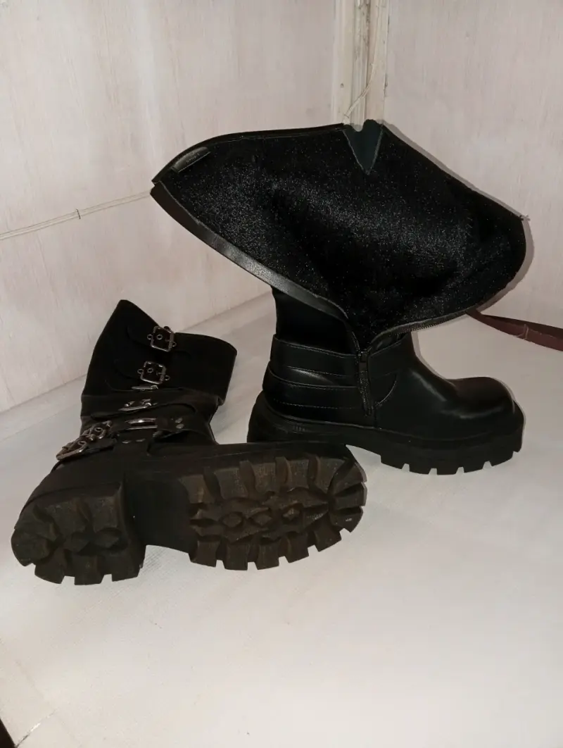 Botas negras de cuero con hebillas - 2