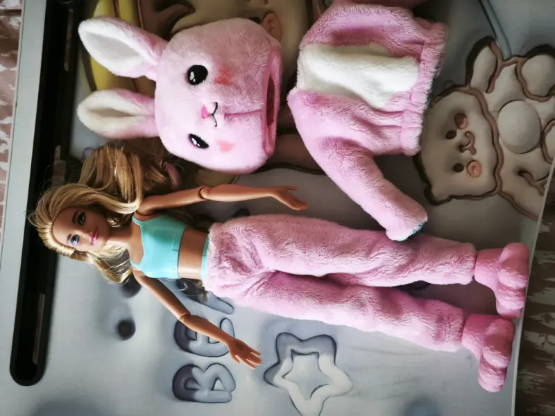 Muñeca con disfraz de conejo rosa - 1