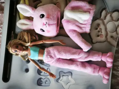 Muñeca con disfraz de conejo rosa - miniatura 1