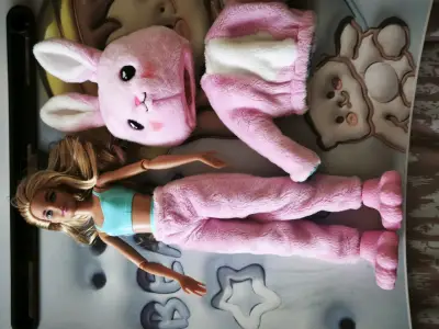 Muñeca con disfraz de conejo rosa - miniatura 2