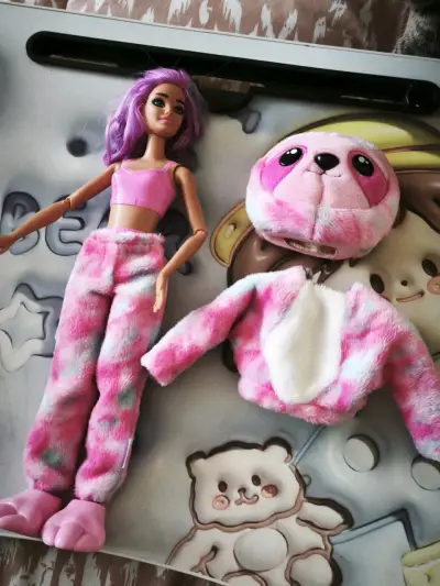 Muñeca con disfraz de conejo rosa - miniatura 3