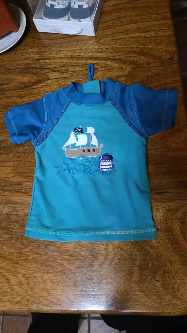 Polera de baño niño azul con diseño de barco - 1