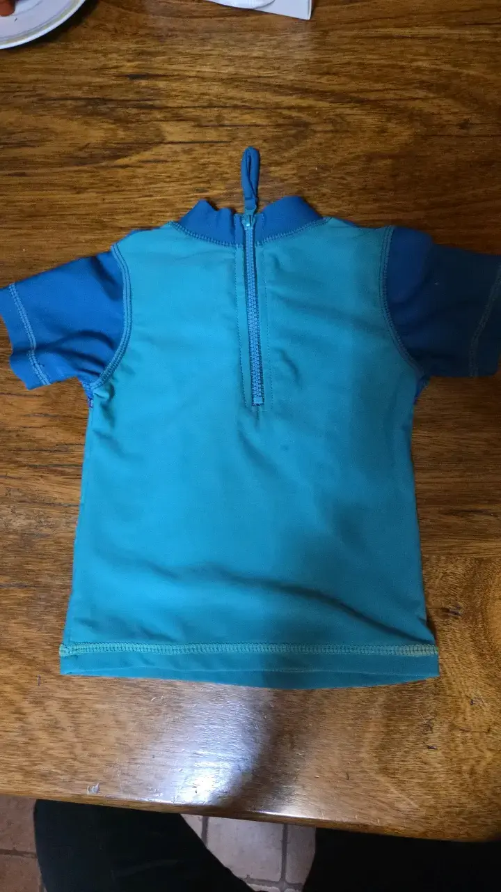 Polera de baño niño azul con diseño de barco - 2