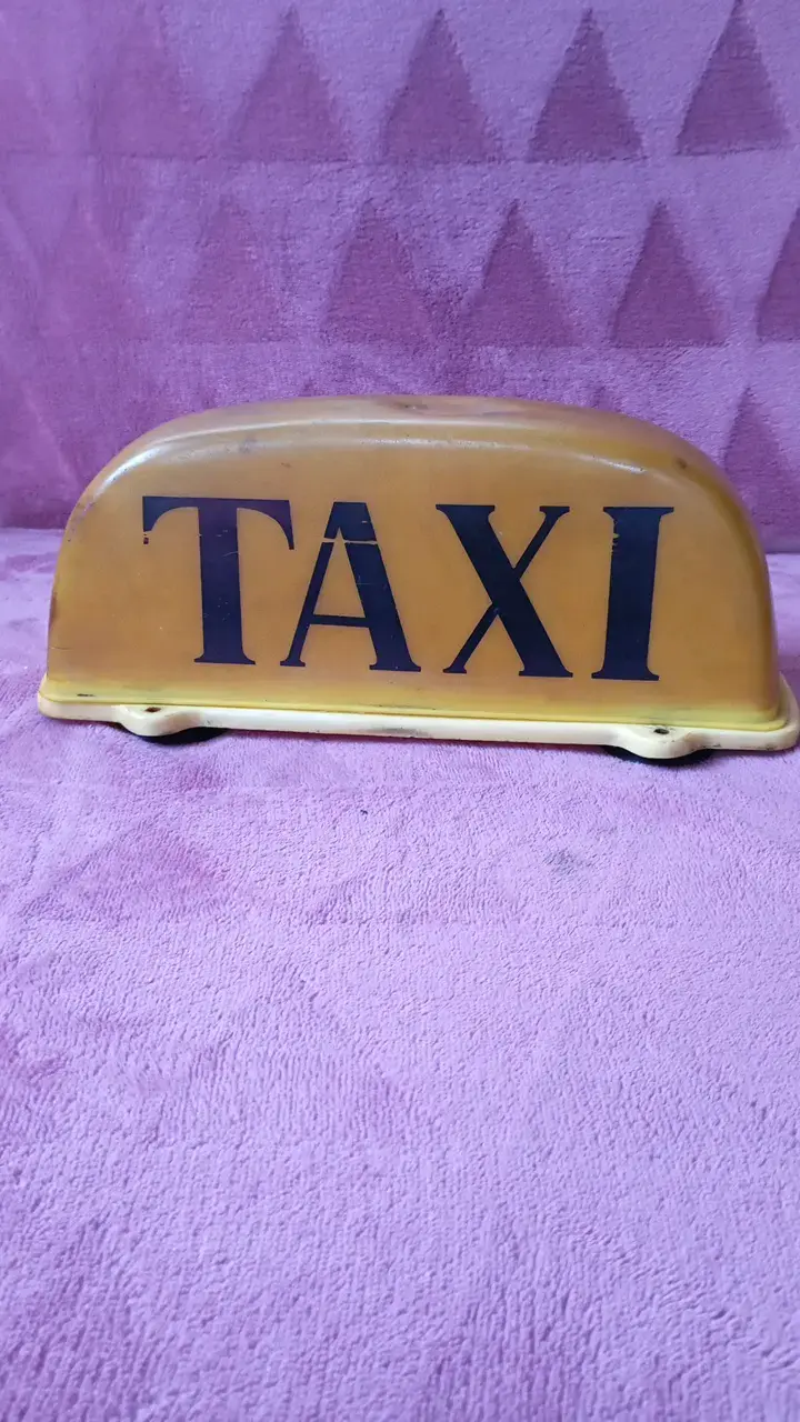 Letrero de taxi vintage amarillo