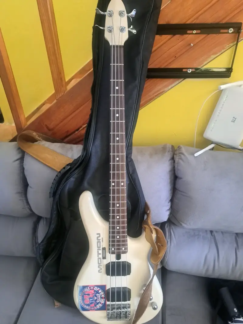Bajo eléctrico Yamaha Motion B blanco con funda - 1