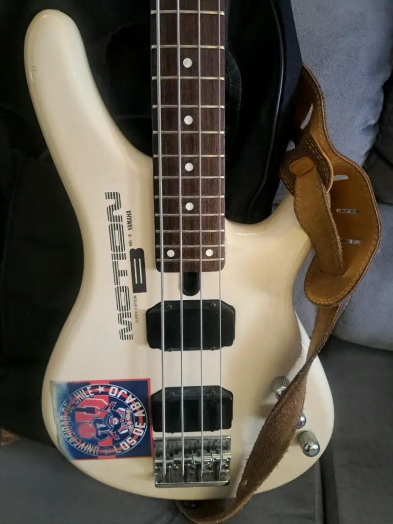 Bajo eléctrico Yamaha Motion B blanco con funda - 2