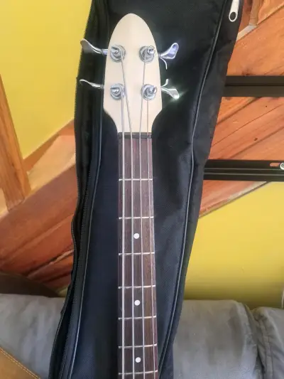 Bajo eléctrico Yamaha Motion B blanco con funda - miniatura 3