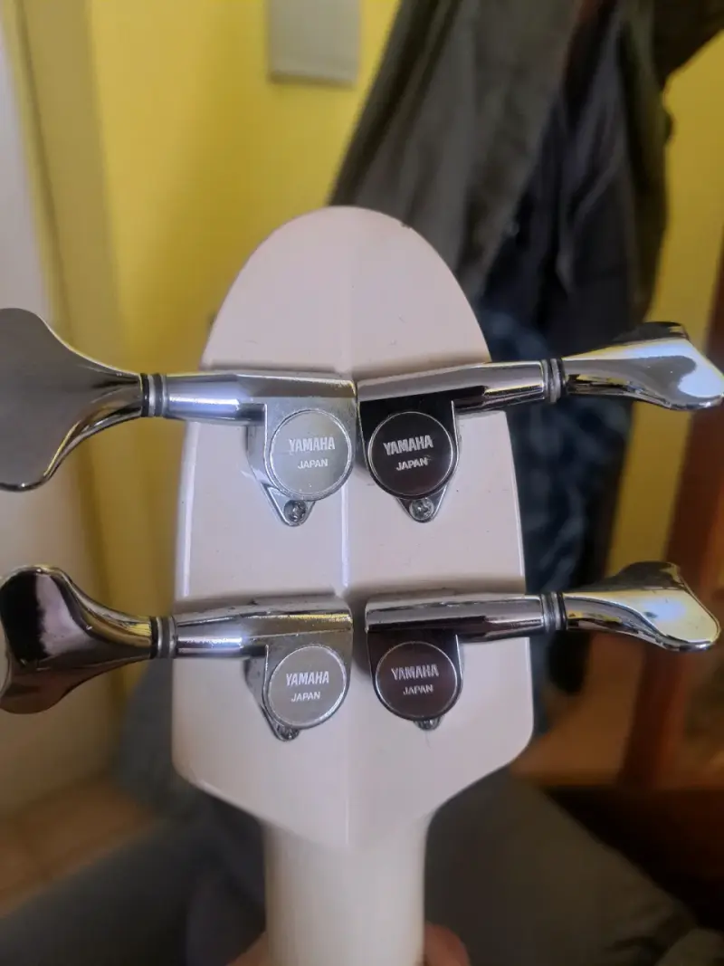 Bajo eléctrico Yamaha Motion B blanco con funda - 4