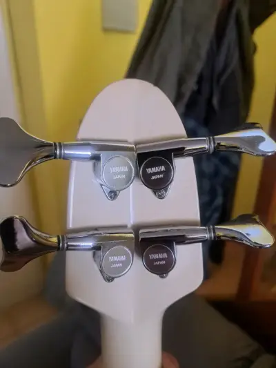 Bajo eléctrico Yamaha Motion B blanco con funda - miniatura 4