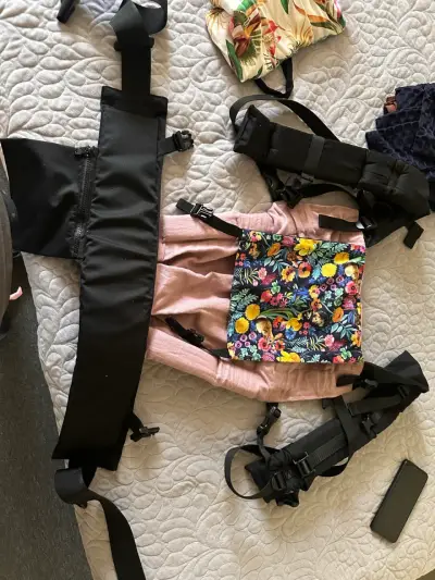 Mochila portabebé Manzanita Bebé con diseño floral - miniatura 1