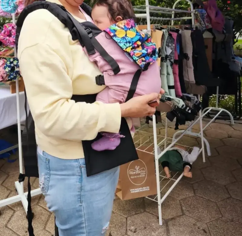 Mochila portabebé Manzanita Bebé con diseño floral - 5