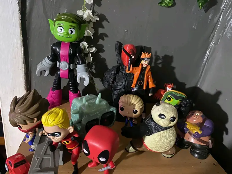 Lote de figuras coleccionables - 5