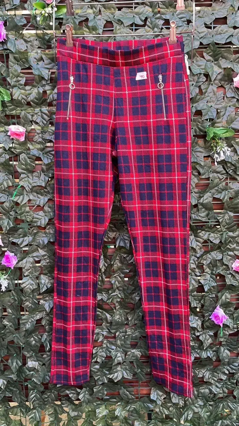 Pantalones a cuadros rojos y negros con cierre