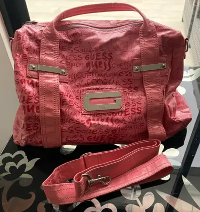 Bolso de mano rosa Guess con correa ajustable - miniatura 1