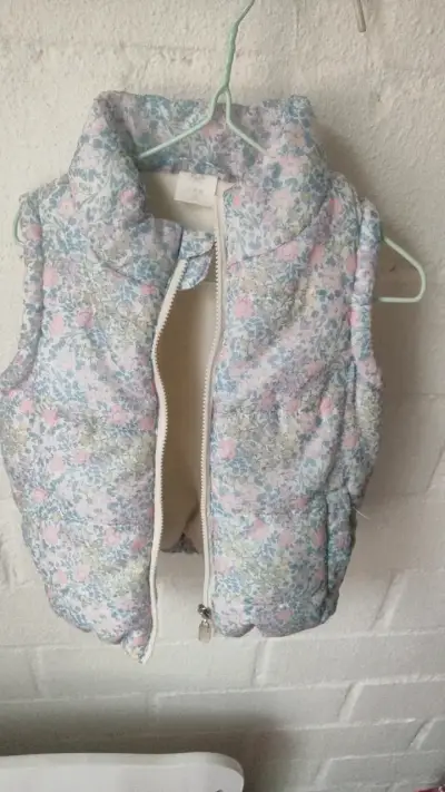 Chaleco acolchado floral para niña - miniatura 1