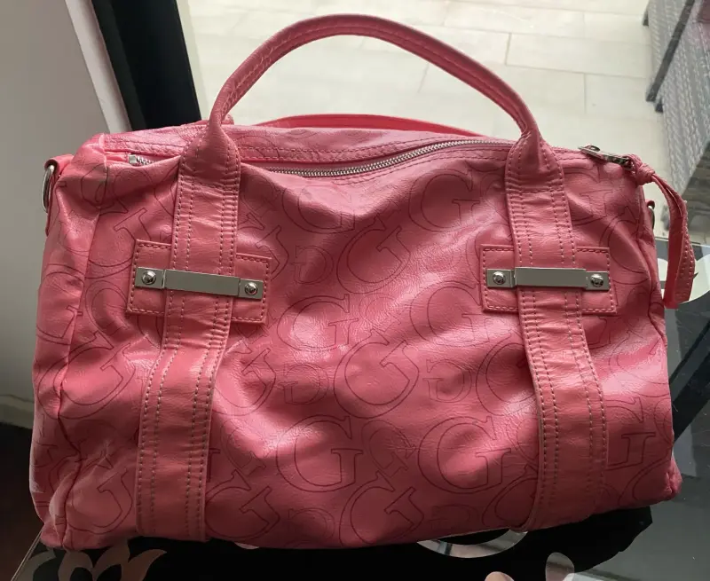 Bolso de mano rosa Guess con correa ajustable - 2