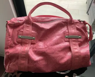 Bolso de mano rosa Guess con correa ajustable - miniatura 2
