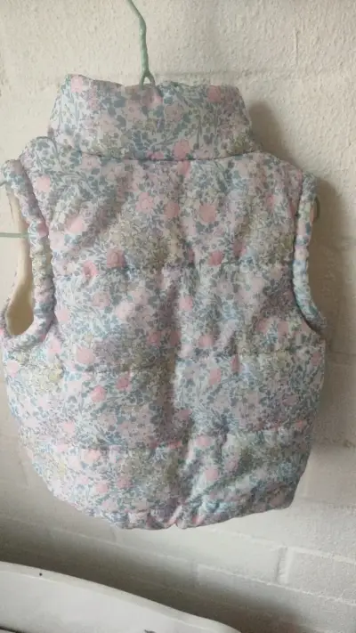 Chaleco acolchado floral para niña - miniatura 2