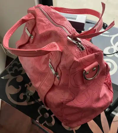 Bolso de mano rosa Guess con correa ajustable - miniatura 3