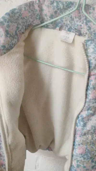 Chaleco acolchado floral para niña - miniatura 3