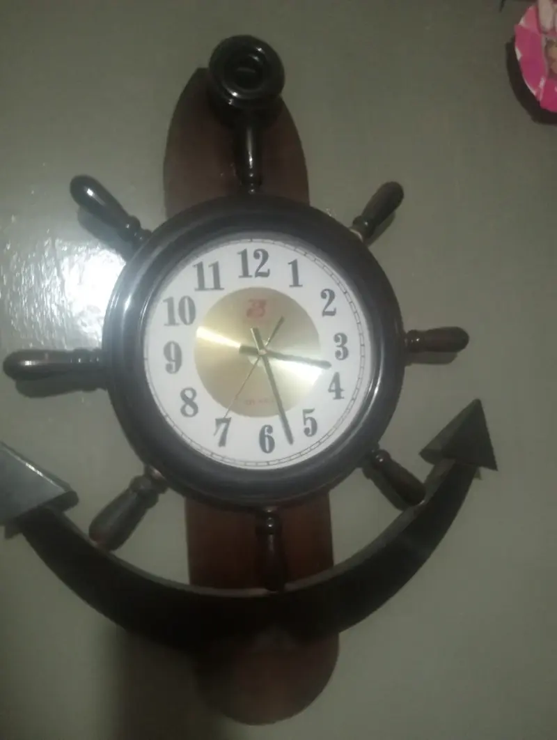 Reloj de Pared Náutico con Diseño de Timón