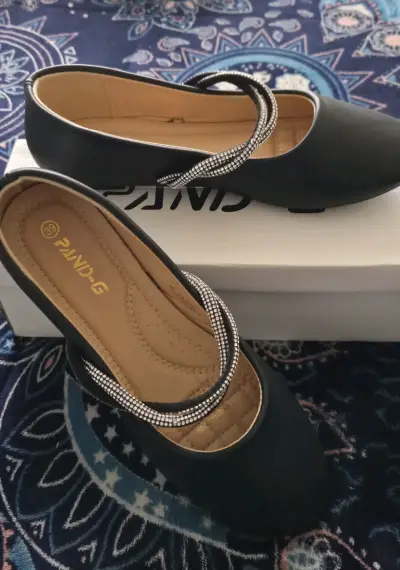 Zapatos planos negros con detalles brillantes - miniatura 1