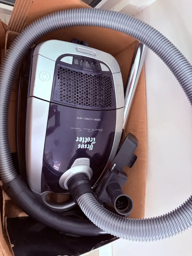 Aspiradora Ursus Trotter 2200W con filtro HEPA - 1