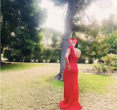 Vestido largo rojo con diseño asimétrico - miniatura 1