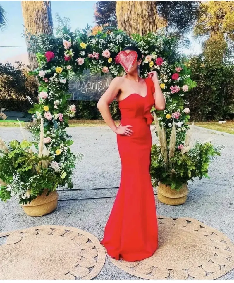 Vestido largo rojo con diseño asimétrico - 2