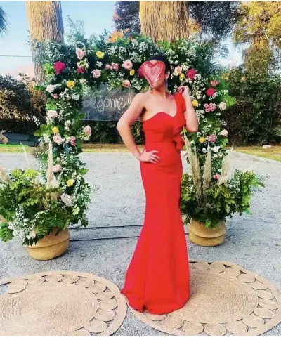 Vestido largo rojo con diseño asimétrico - miniatura 2