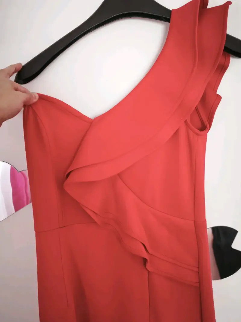 Vestido largo rojo con diseño asimétrico - 3