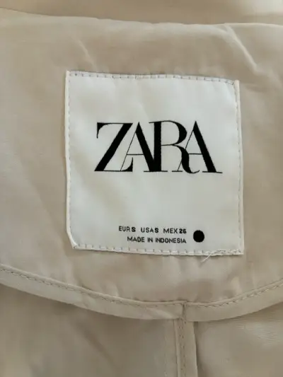 Trench coat beige Zara con cinturón - miniatura 3