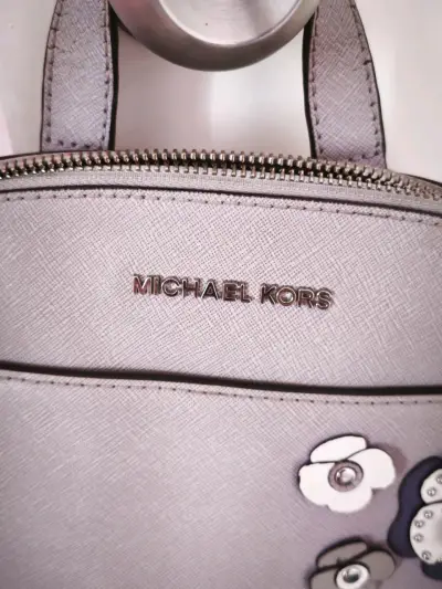 Mochila Michael Kors con diseño floral en gris - miniatura 2
