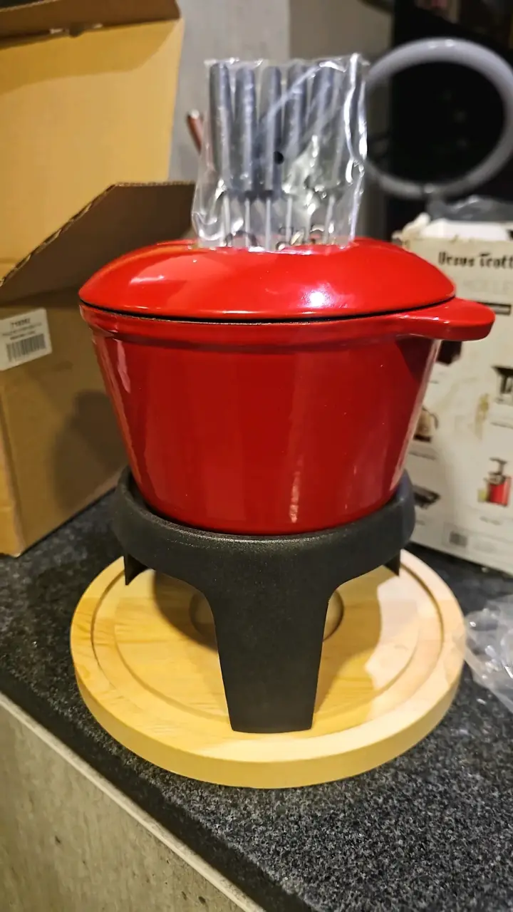 Set de fondue rojo con base de madera Marca Lugano